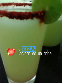 Una foto de Agua refrescante de pepino con limón 🍸