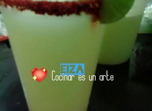 Una foto de Agua refrescante de pepino con limón 🍸
