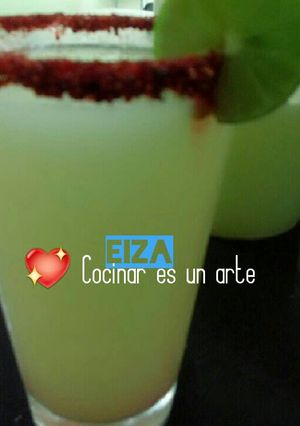 Una foto de Agua refrescante de pepino con limón 🍸
