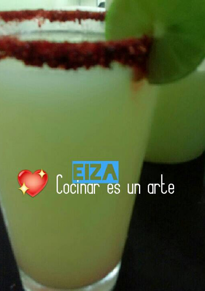 Una foto de Agua refrescante de pepino con limón 🍸
