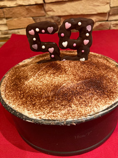 Una foto de Tarta con tortitas y tiramisú