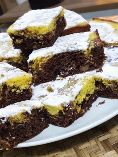 Una foto de Brownies marmolados de chocolate y naranja