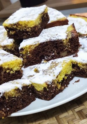 Una foto de Brownies marmolados de chocolate y naranja