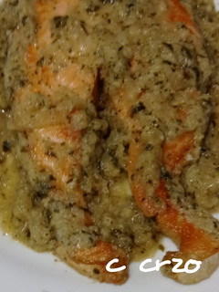 Una foto de Salmón con salsa