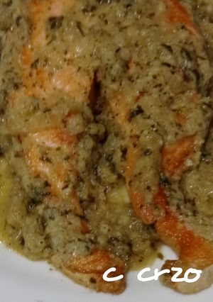 Una foto de Salmón con salsa