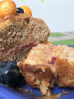 Una foto de Keke integral relleno con fresas y dulce de leche