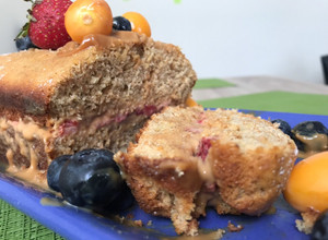 Una foto de Keke integral relleno con fresas y dulce de leche