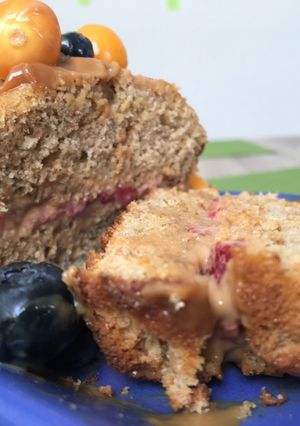 Una foto de Keke integral relleno con fresas y dulce de leche
