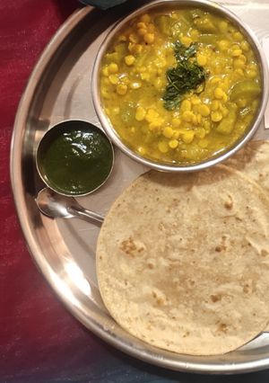 A picture of Bottle gourd and Split Bengal Gram curry (Jain style).