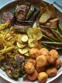 সাত রকমের ভাজা(Saat Rakomer Vaja Recipe in Bengali) রেসিপির প্রধান ছবি
