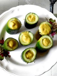 Una foto de Chupitos de pepino y batido de aguacate, melón y jalapeños
