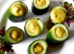 Una foto de Chupitos de pepino y batido de aguacate, melón y jalapeños