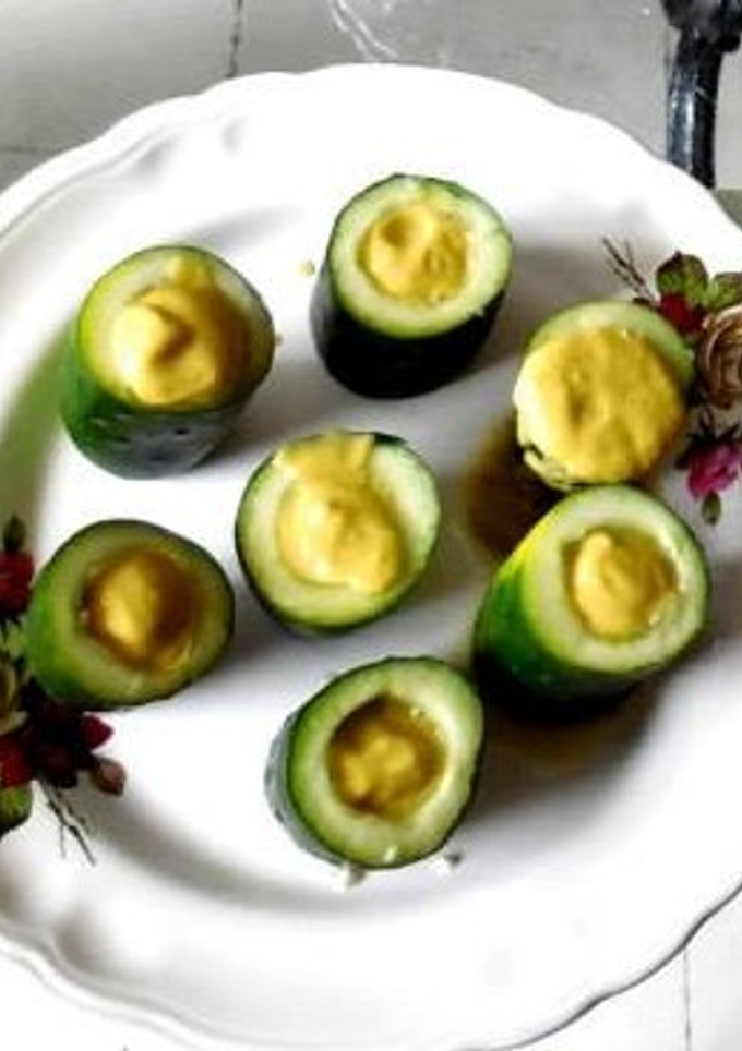 Una foto de Chupitos de pepino y batido de aguacate, melón y jalapeños