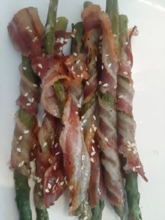 O poză a rețetei Sparanghel cu bacon la cuptor.