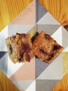Diós-meggyes bögrés pihe-puha pite-tippekkel kezdőknek recept fotója