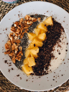 Una foto de Yogur con nueces, chía, piña y cacao puro