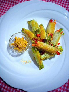 Una foto de Rollitos crujientes de masa filo árabe con cuatro vegetales