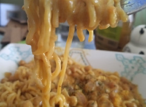 Una foto de Curry vegano de garbanzos y fideos (🌱)