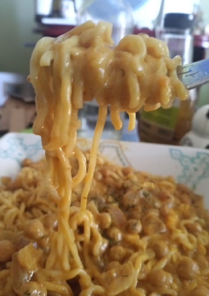 Una foto de Curry vegano de garbanzos y fideos (🌱)