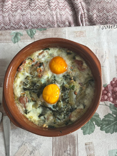 Una foto de Acelgas empiñonadas con huevos estrellados