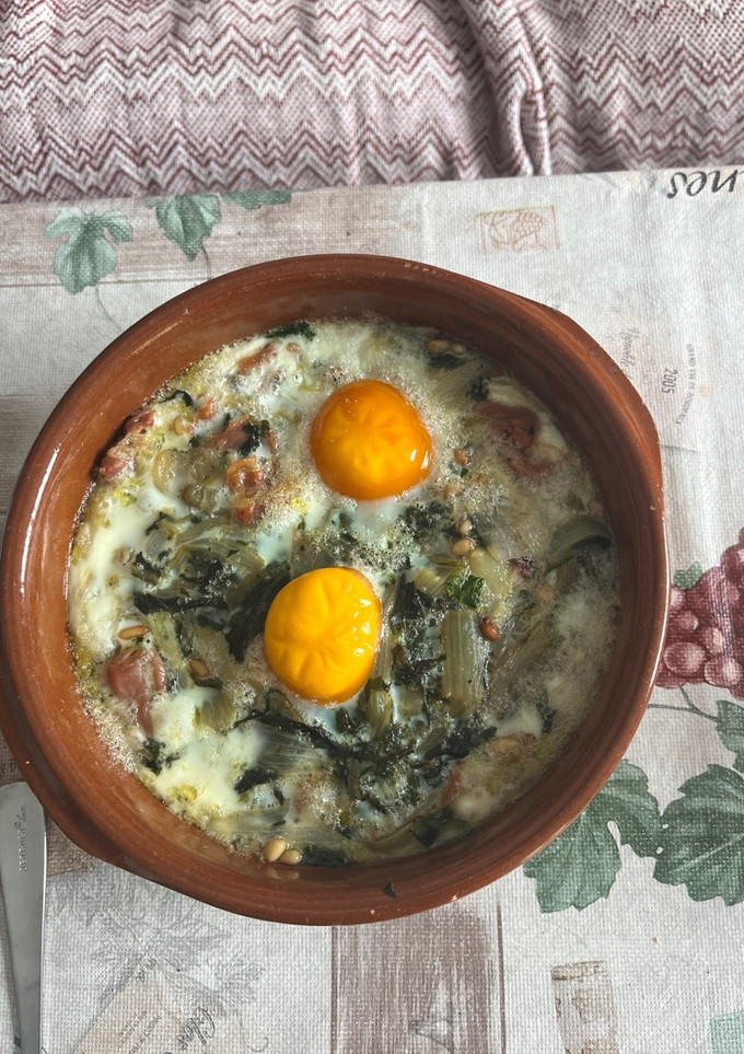 Una foto de Acelgas empiñonadas con huevos estrellados