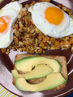 Una foto de Revuelto de verduras con tofu y huevo frito