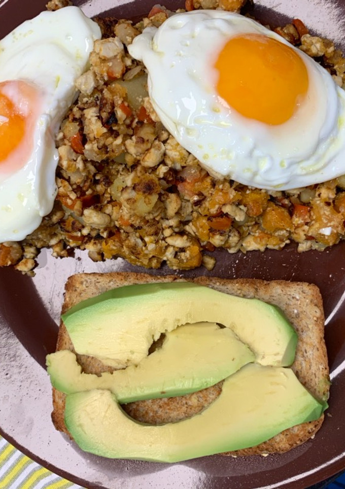 Una foto de Revuelto de verduras con tofu y huevo frito