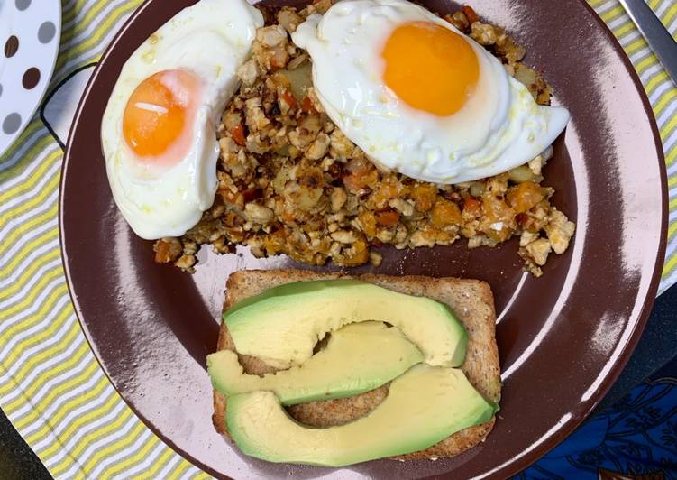Revuelto de verduras con tofu y huevo frito