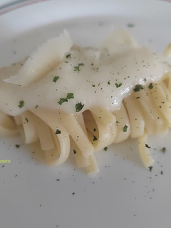 Una foto de Tallarines con salsa cremosa de coliflor a la parmesana