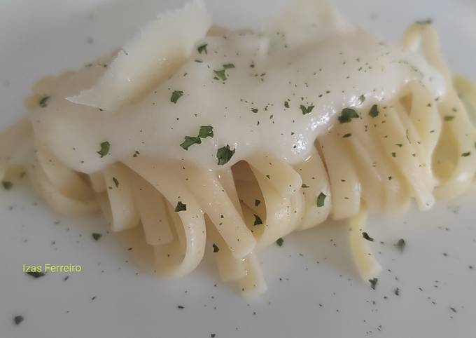 Tallarines con salsa cremosa de coliflor a la parmesana Receta de Izaskun  Ferreiro Inza- Cookpad