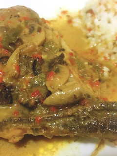 Una foto de Sobremuslos de pollo con setas, salsa de curry y coco
