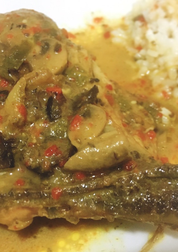 Una foto de Sobremuslos de pollo con setas, salsa de curry y coco