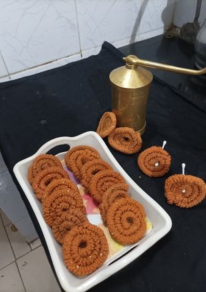 ઘઉંના લોટની ચકરી (Wheat Flour Chakri Recipe In Gujarati) રેસીપી મુખ્ય ફોટો