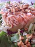 Timbal de patata y salmón con vinagreta y crujiente de cacahuetes