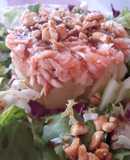 Timbal de patata y salmón con vinagreta y crujiente de cacahuetes