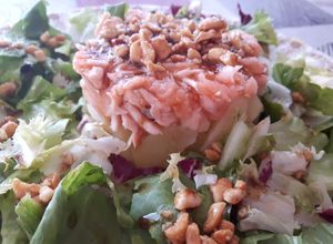 Una foto de Timbal de patata y salmón con vinagreta y crujiente de cacahuetes