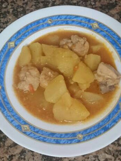 Una foto de Guiso de pollo con patatas facilísimo