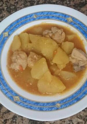 Una foto de Guiso de pollo con patatas facilísimo