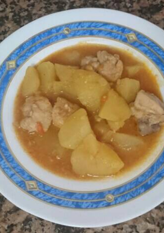 Una foto de Guiso de pollo con patatas facilísimo