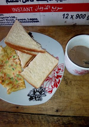 A picture of Fried Eggs,bread and Choco.