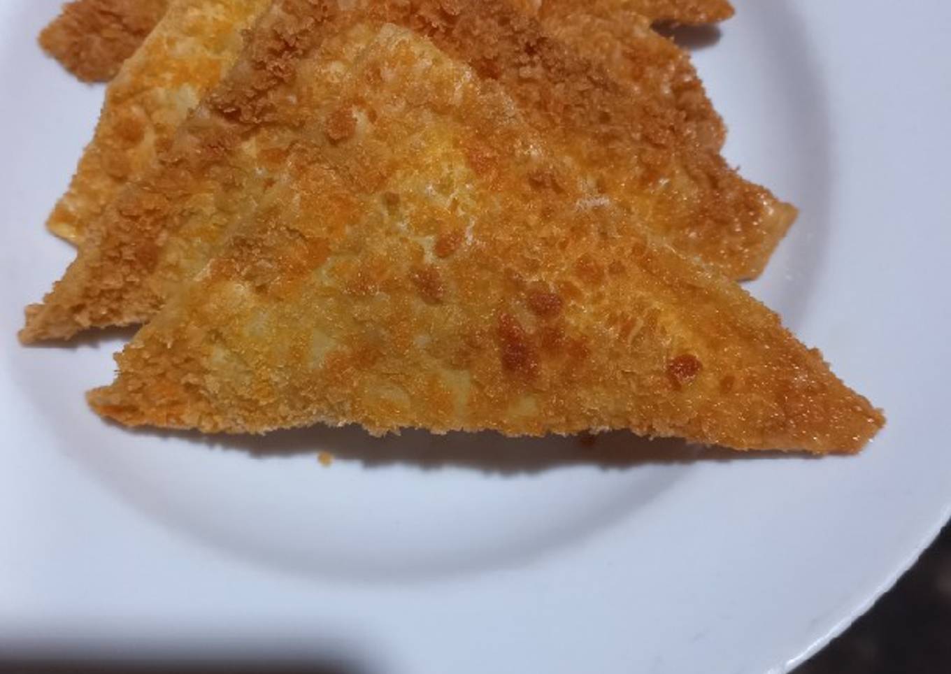 Cemilan pangsit isi mie goreng