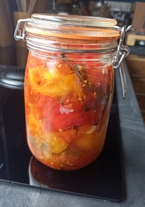 Une photo de Tomates entières en bocaux