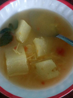 Una foto de Ichintal (raíz de güisquil) en su jugo con fideos