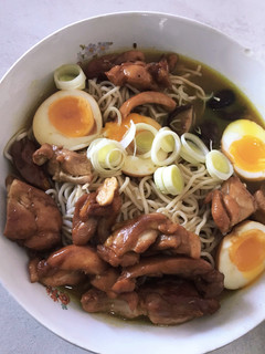 Una foto de Ramen noodles y pollo con curry rojo
