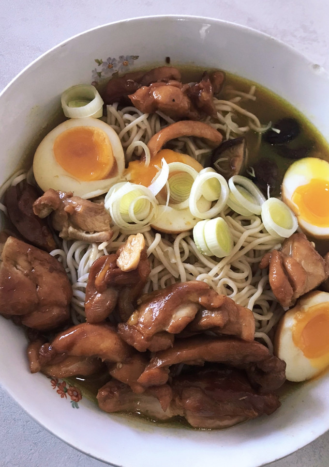 Una foto de Ramen noodles y pollo con curry rojo