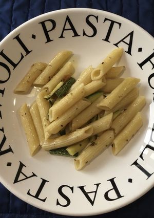 Una foto de Penne con calabacitas ©