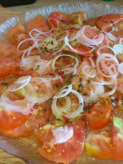Una foto de Carpaccio de tomate con cilantro y chile