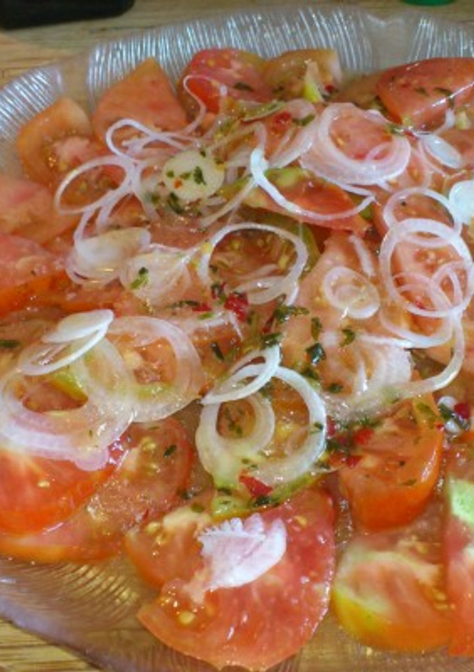 Una foto de Carpaccio de tomate con cilantro y chile