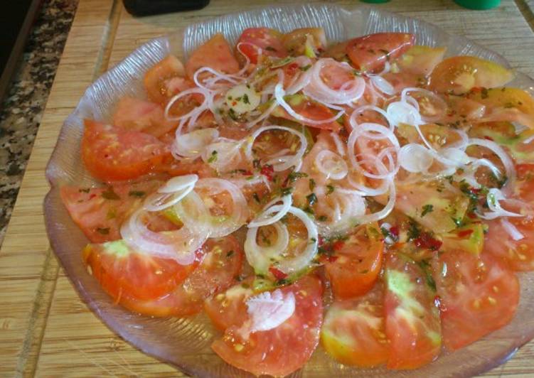 Carpaccio de tomate con cilantro y chile