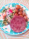 Ensalada de brócoli con queso y papas salteadas